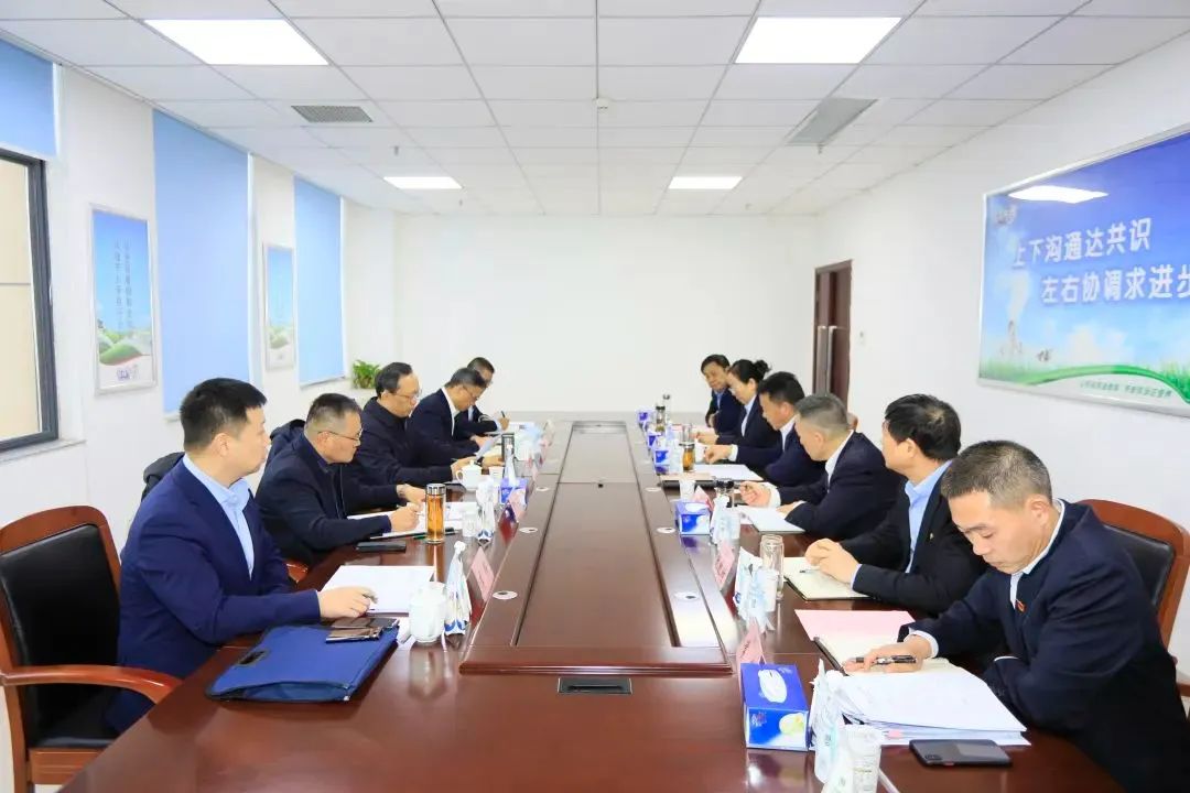 省政府國資委黨委書記、主任李濤一行到花花牛乳業集團調研