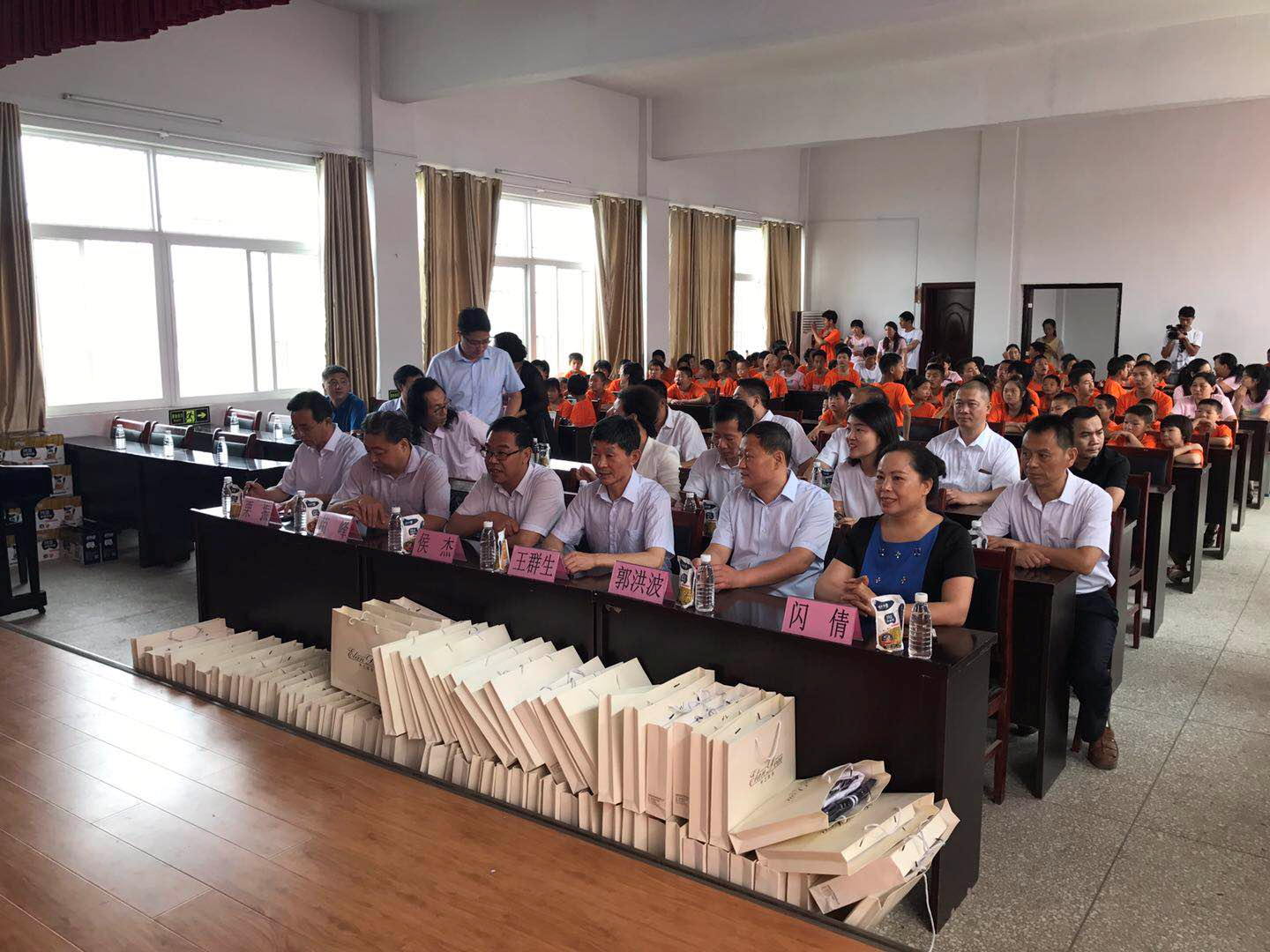“關愛特殊兒童，讓愛灑滿人間—花花牛乳業集團2018中國小康牛奶行動” 公益助學泌陽捐贈儀式