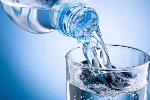 根據我國《生活飲用水衛生標準》（GB5749-2022），飲用水的總硬度（以碳酸鈣計）的限值是450毫克/升。不過，不同國家或地區可能存在更高標準。